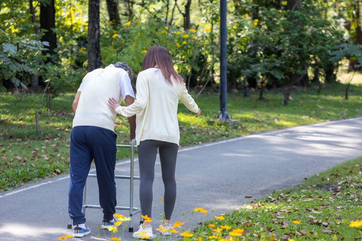 osteoporoza ve stáří s asistencí při chůzi
